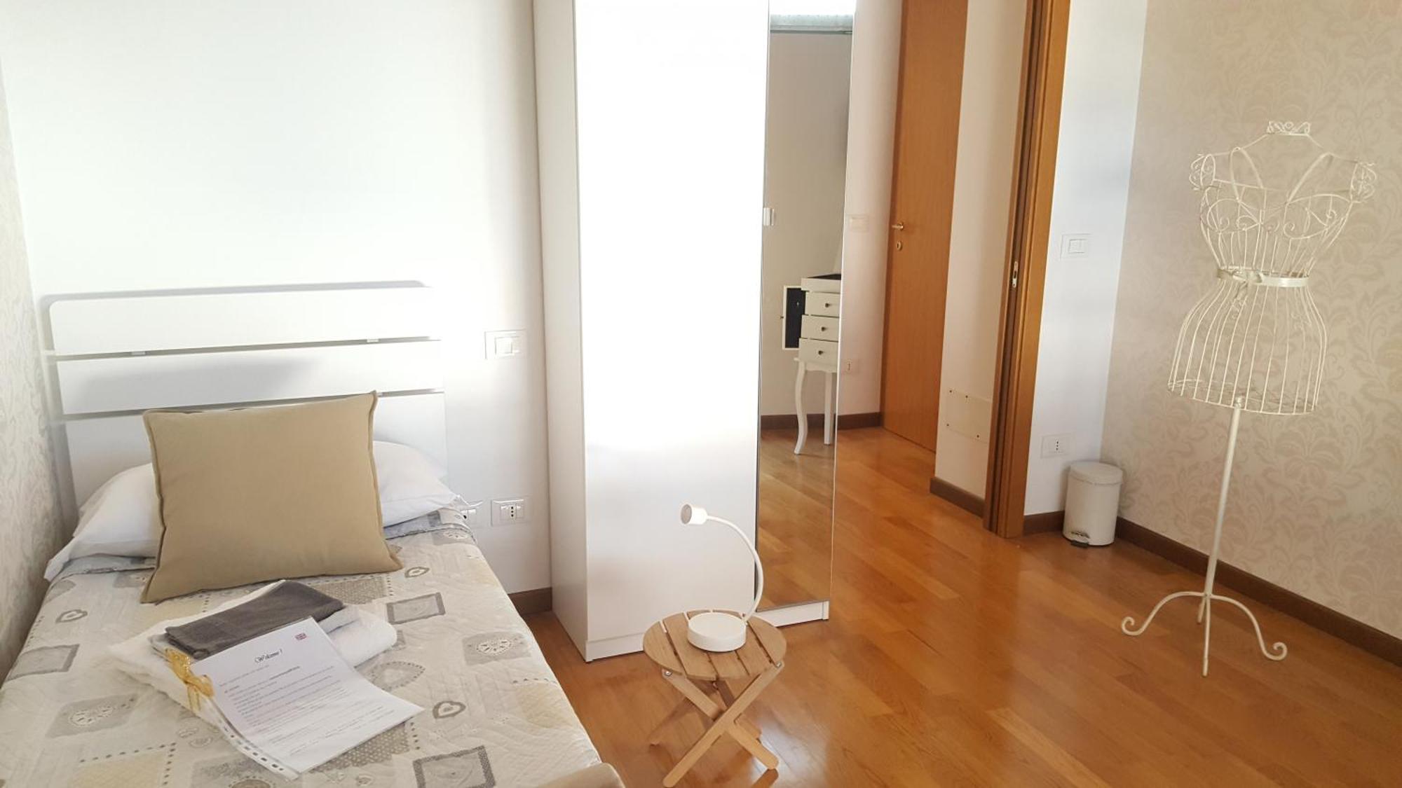 Single Room,712918660:JPEG